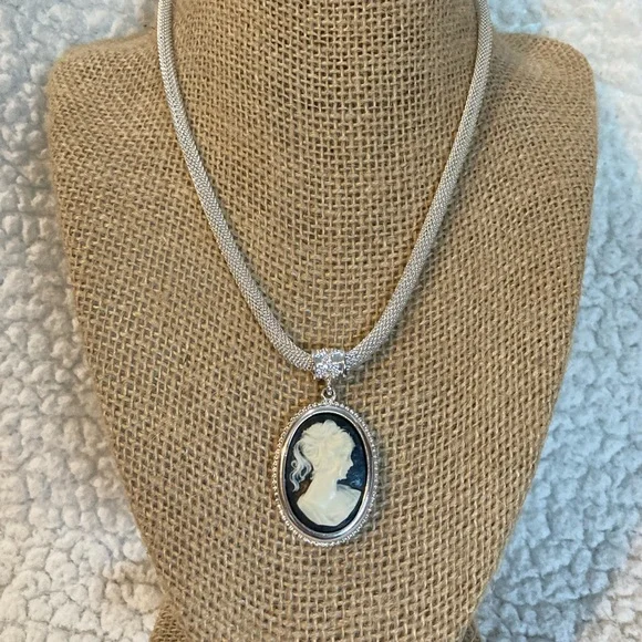 NWOT 1928 CLASSIC COLLECTION SIGNATURE BLACK FROST CAMEO PENDANT